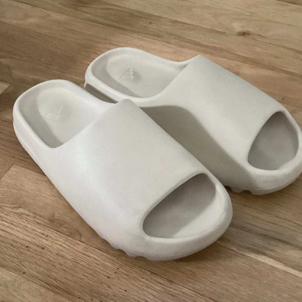 Adidas Yeezy Slide Bone Sandals. Size 10